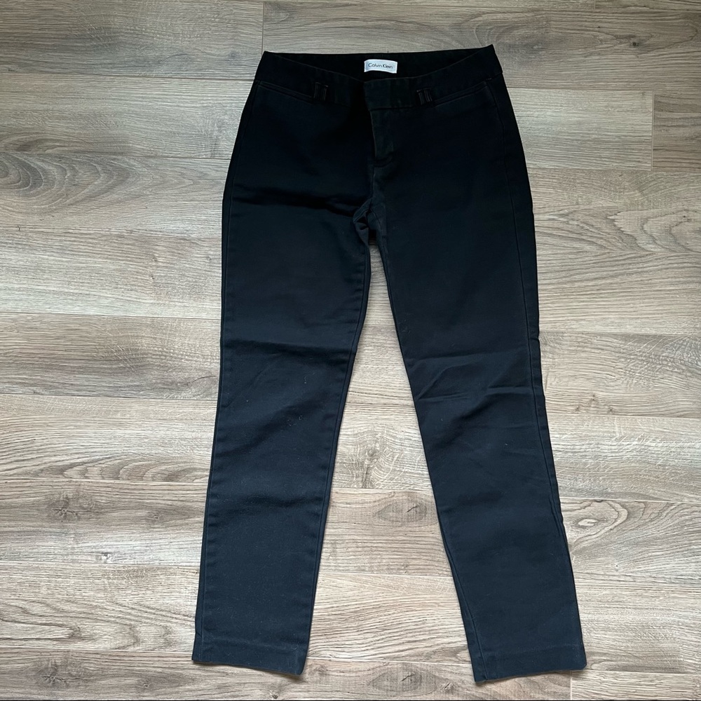 Calvin Klein Black Cropped Pants. Women’s size US 2